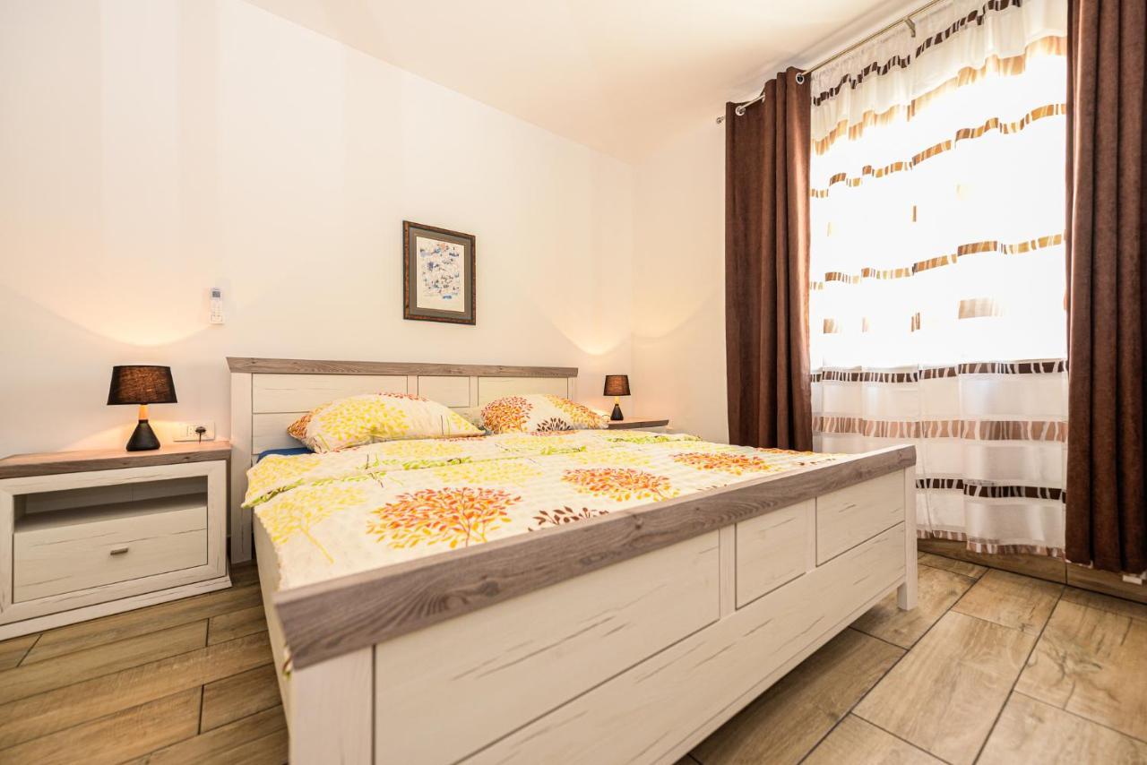 Apartments Amfora - Cozy And Modern Apartments For Up To 15 People, 100M From The Sea And Beach Stara Novalja Exterior foto